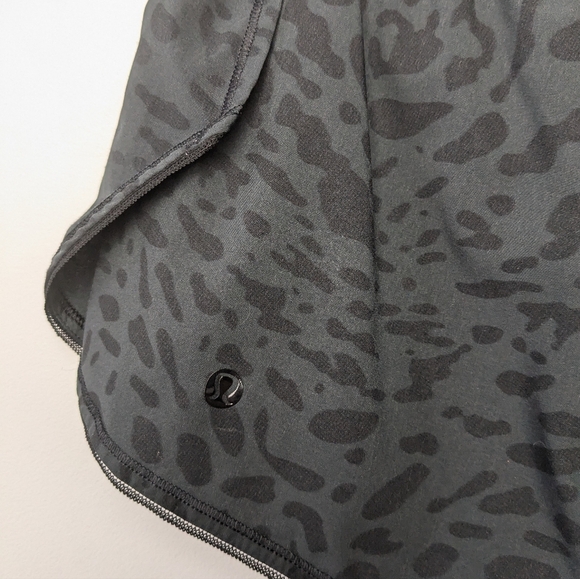 Lululemon Seek The Heat Short Color Animal Swirl Deep Coal Black Size 6 W7C89S - Picture 9 of 13